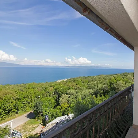 With Gorgeous View For 4 Persons, 33-5 Apartment Ravni