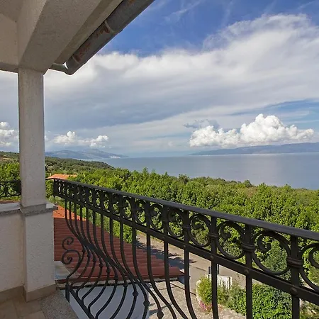 With Gorgeous View For 4 Persons, 33-5 Appartement Ravni