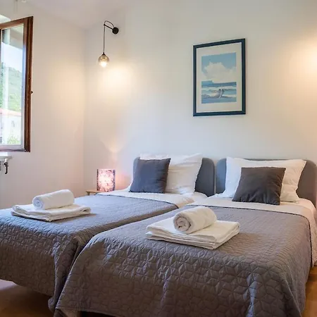 With Gorgeous View For 4 Persons, 33-5 Appartement Ravni
