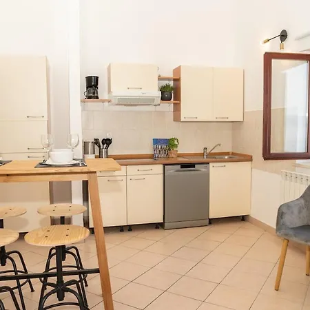 With Gorgeous View For 4 Persons, 33-5 Appartement Ravni